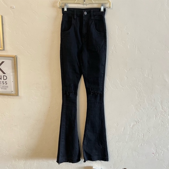 PrettyLittleThing NWT Black Distressed Knee Flare Jeans Size 0 - Picture 1 of 12